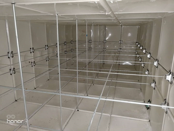 玻璃鋼水(shuǐ)箱內景.jpg 玻璃鋼水箱內景.jpg