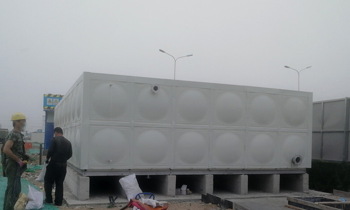 北京玻璃鋼聚氨酯彩鋼殼（ké）保溫水（shuǐ）箱