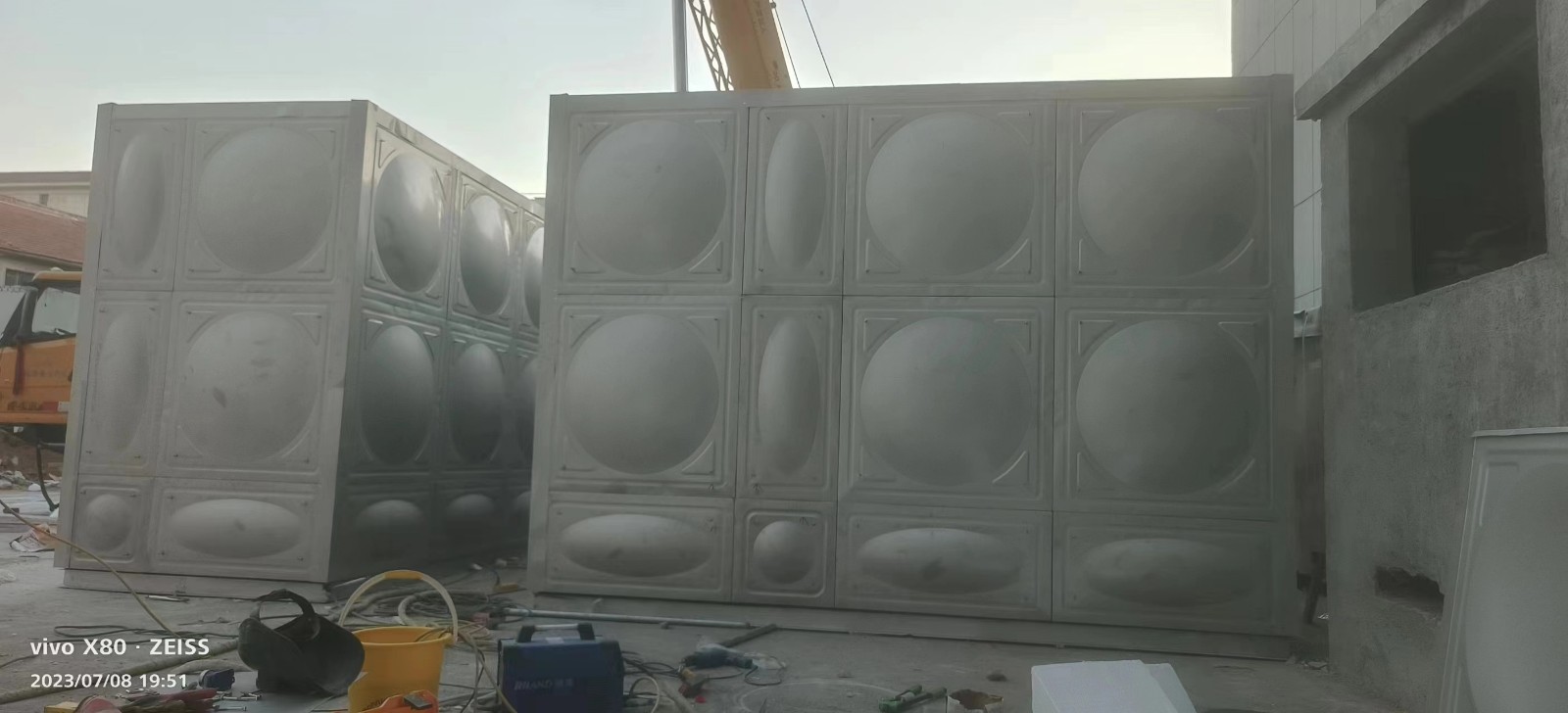 山西省長治市沁源縣星河瀾庭酒店屋麵（miàn）冷水箱兩台加（jiā）熱水箱項目安裝完畢