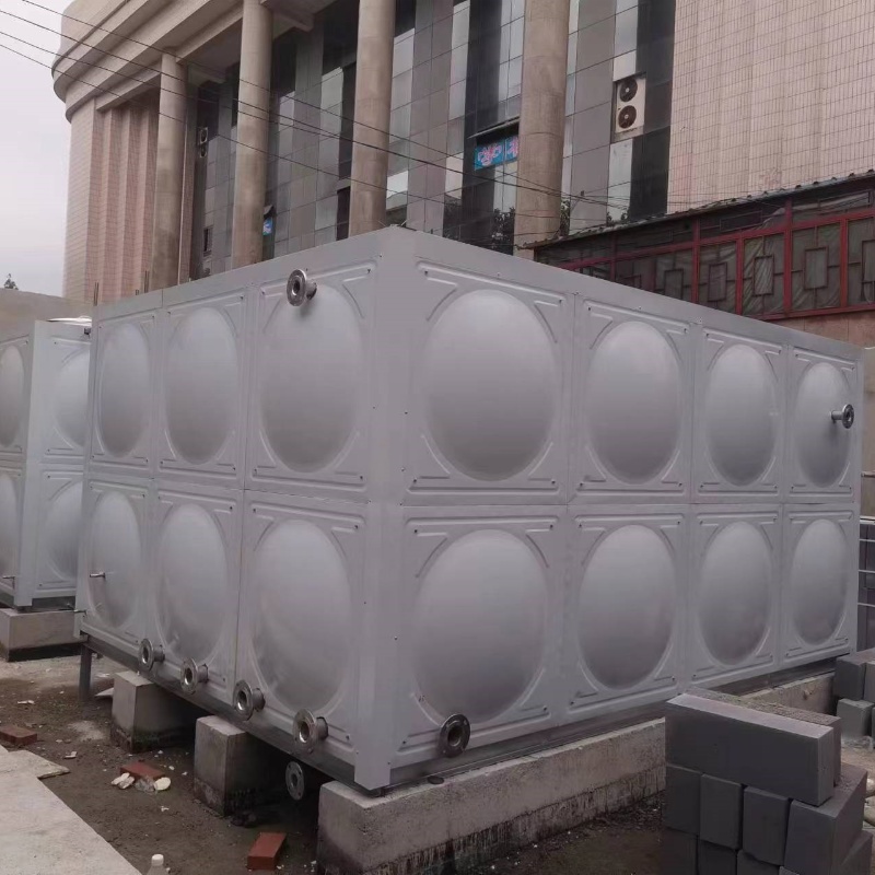 煙台（tái）不鏽鋼保溫水箱安裝完成